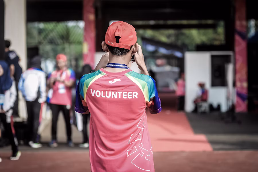 Volunteers working together